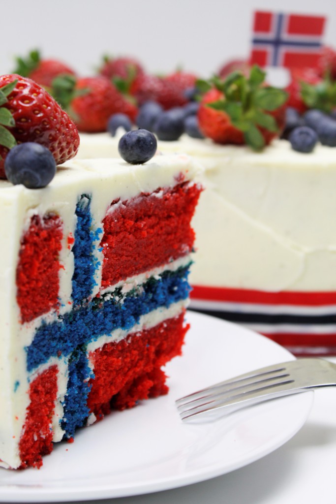 NORWEGIAN FLAG CAKE