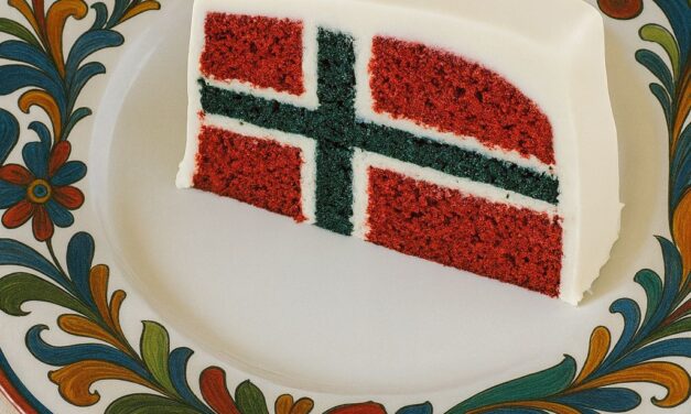 NORWEGIAN FLAG CAKE